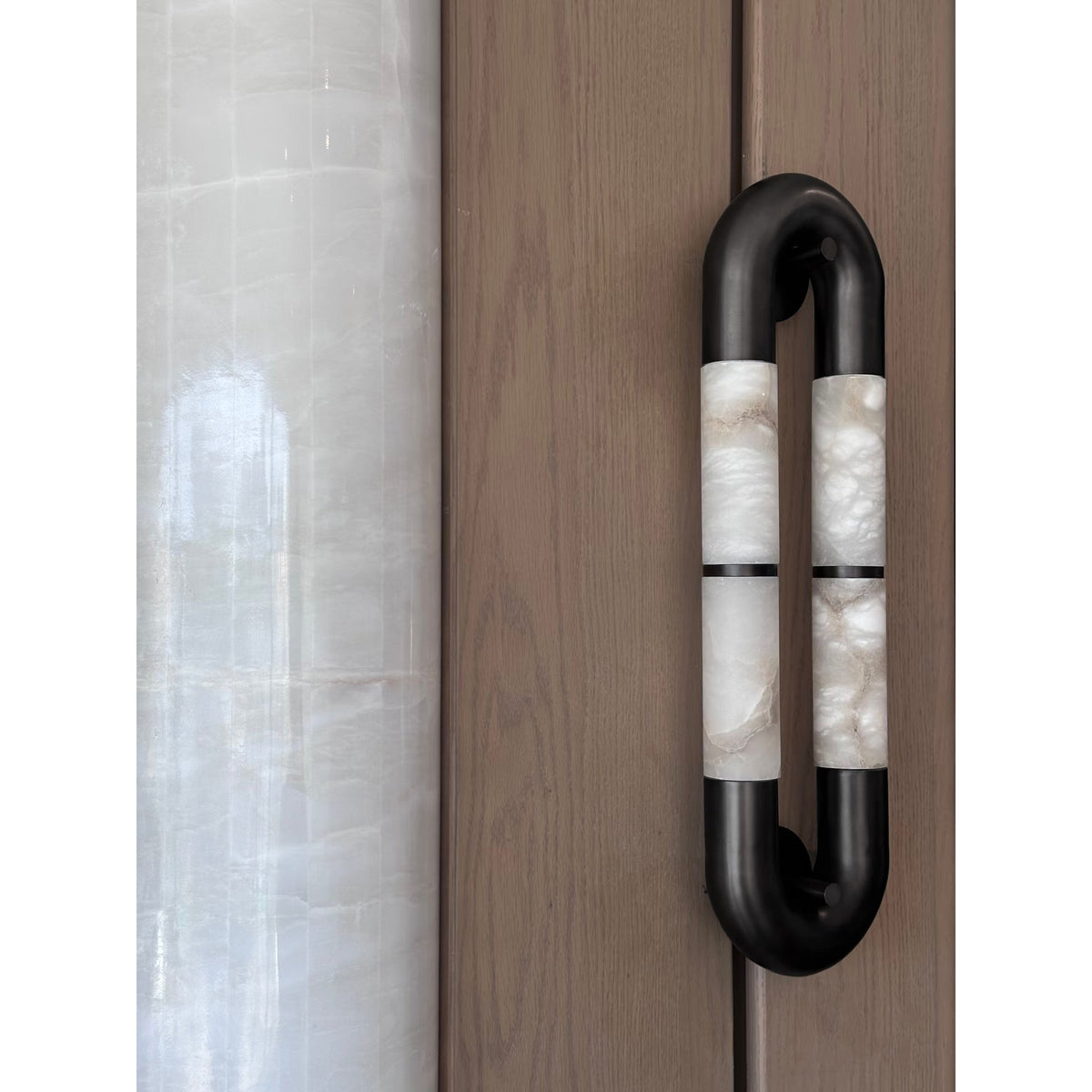 Alabaster Banded KoKo Sconce - L 15cm x H 60cm / L 5.9″ x H 23.6″Black & WhiteVChandelier